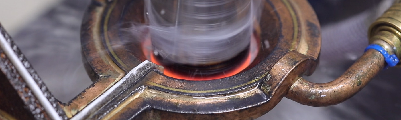 高周波誘導電流を利用した加熱方法(IH:Induction Heating)で、金属の表面や一部分のみを急速に加熱する場合に用いられます。